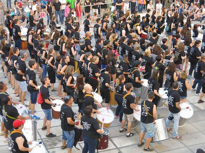 La Batucada Popular ha aplegat un nombrós públic a la plaça de Sant Joan.