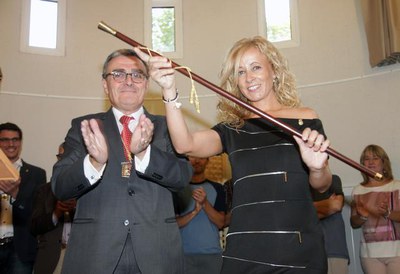 Eva Horcajada va rebre de l'alcalde de Lleida, Àngel Ros, la vara d'alcaldessa..