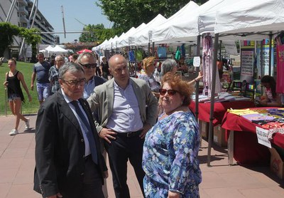 El mercat estarà instal·lat avui fins les 00 hores de la nit a la Plaça Blas Infante i es poden trobar tot tipus de productes i serveis.