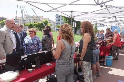 Un total de 24 parades de comerços del barri ofereixen durant tot el dia d’avui els seus productes i serveis a la plaça Blas Infante.
