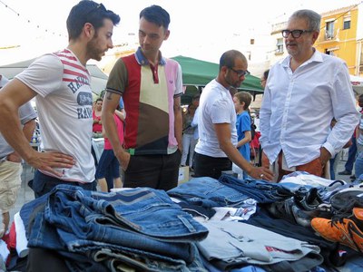 F. Larrosa ha saludat els paradistes del Flea Market Lleida, que en la seva edició més estiuenca només s'ha celebrat a la tarda.