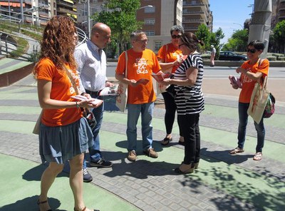 El tinent d'alcalde Peris, aquest matí, amb la campanya "Imparables" contra la leucèmia, a Ricard Vinyes.
