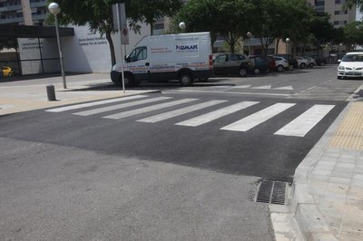 L'Escola Bressol del Parc de Gardeny també compta amb un pas elevat que millora la seguretat de l'accés al centre..