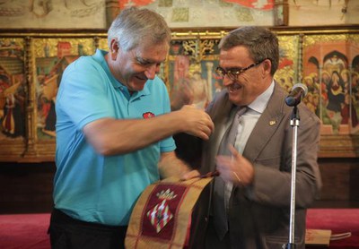 L'alcalde de Lleida, Àngel Ros, ha lliurat el banderí de Lleida al pare Joaquín Pina..