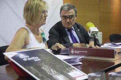 Monste Parra, acompanyada del paer en cap, explica les propostes de les Nits d'Estiu..