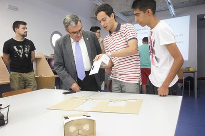 L'alcalde, compartint coneixements científics amb els joves del taller de realitat virtual.