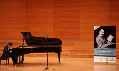 Ren Ziming, guanyador del Premi Internacional de Piano Ricard Viñes, en la interpretació que ha ofert en el lliurament dels premis..