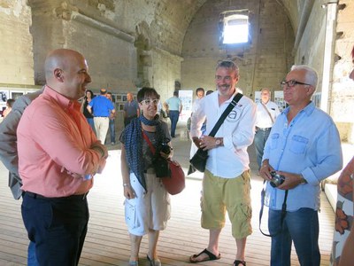 El tinent d'alcalde Rafael Peris, saludant els organitzadors de la mostra.