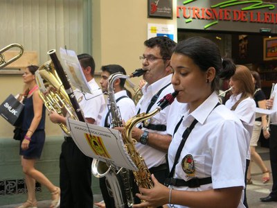 La música de banda ha compartit Eix Comercial amb el primer dissabte de rebaixes.