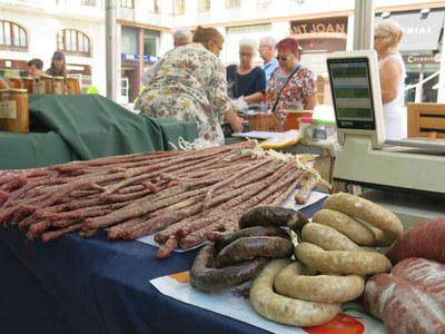 El mercat ofereix tot tipus de productes agroalimentaris de proximitat com mel, oli, fruita i verdures, conserves o embotits, entre altres.