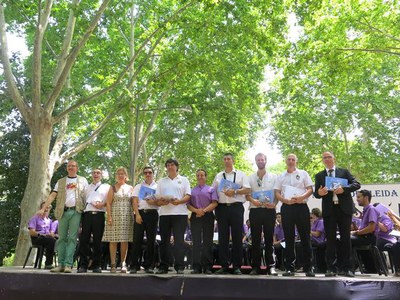 Entrega de diplomes a les bandes participants.