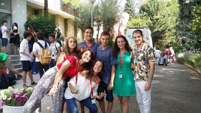 Alguns dels joves actors i actrius, amb el director de l'Aula, Antonio Gómez, en l'estada d'aquests dies a Madrid..