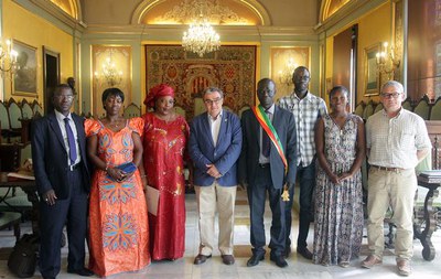 Representants de l'Ajuntament de Diorfior i de l'Associació Ndef Leng, amb l'alcalcalde Àngel Ros i el Tinent d'alcalde, Joan Gómez.