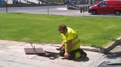Prop d’una vintena d’operaris han realitzat aquests dies tasques intensives de neteja en carrers i places, embornals, contenidors i mobiliari urbà.