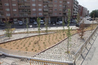 L’actuació ha dignificat i integrat a la via pública l’accés per a vianants amb la demolició de més de 30 metres del mur que separava el carrer de l’….