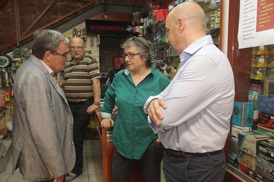 Àngel Ros visita la centenària armeria Casa Inglés amb motiu del seu tancament.