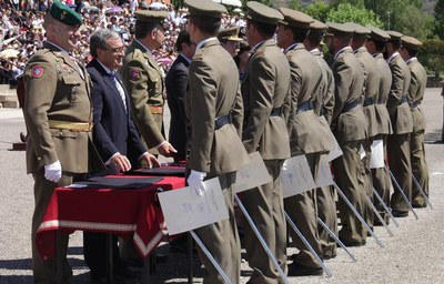 L'alcalde ha participat en l'entrega de despatxos als nous sergents de Talarn..
