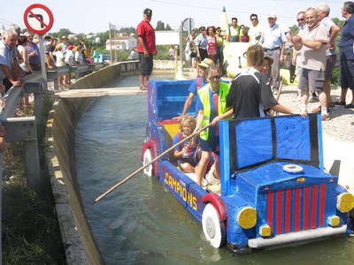 Una desena d'embarcacions artesanals han participat en el descens.