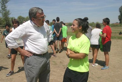 L'alcalde conversa amb una de les monitores d'Esportmania..