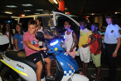 Els infants han pogut pujar a una moto i un cotxe policial.