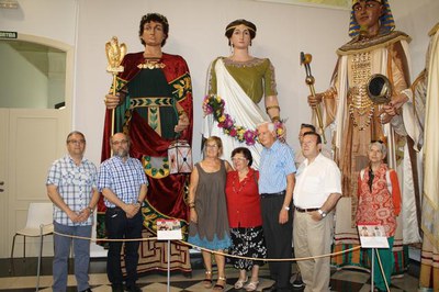 Els participants en la presentació de l'acte, a la Casa dels Gegants.