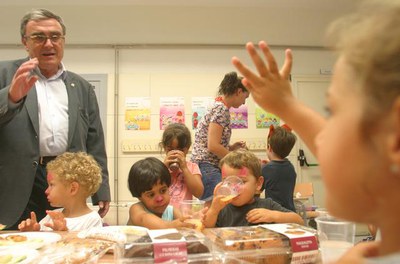 L'alcalde Ros amb els infants de l'Estiu de Joc a l'Escola El Vilot de Sucs.