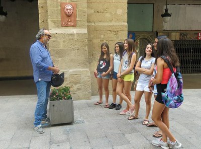 Xavier Rodamilans amb els joves participants en la setmana de l’Art Urbà, que han fet unes gàrgoles de personatges il·lustres que apareixen als carre….