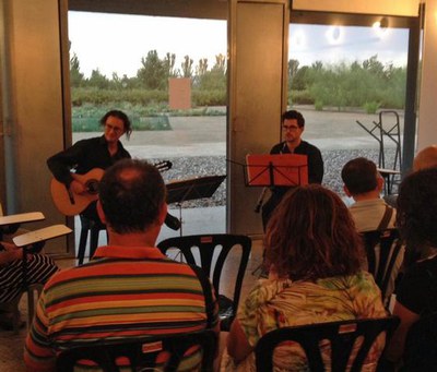 Màxim Solanes, a la guitarra, i Miquel Ortiuela, a l'oboè, al concert de l'Arborètum de les Nits d'Estiu.