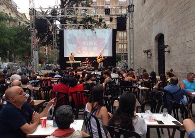 Actuació musical de La Terrasseta de Preixens, aquest divenders a Cinemón.