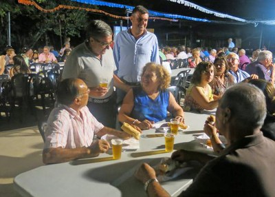 L'alcalde Ros i el J.Queralt, saludant els veïns de Torres de Sanui, que aquest cap de setmana han estat de festa major.