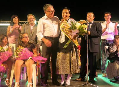 L'alcalde Ros, en la imposició de les bandes a les pubilles i els hereus del barri de La Bordeta.