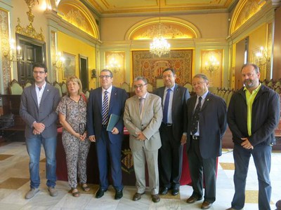 L'alcalde i el conseller amb regidors de la Paeria i el delegat del Govern, Ramon Farré, al Saló de Sessions..