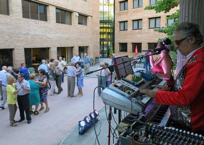 Cafè i música per a tots els jubilats, dins els festes de Pardinyes.
