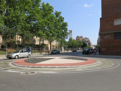 La rotonda té un disseny ideat per reduir el risc d’accidents i millorar la visibilitat dels passos de vianants d’aquest espai proper a dos centres e….