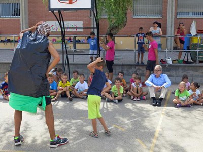 L'alcalde accidental ha saludat els nens i les nenes de les estades de l'Hangar a Magraners.