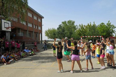 Uns 300 nens i nenes participen en les estades de l'Associació Hangar al barri de Magraners.