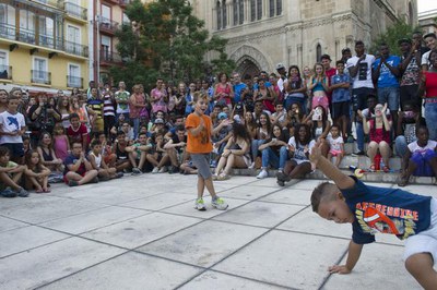Roda de ball a la Plaça Sant Joan.