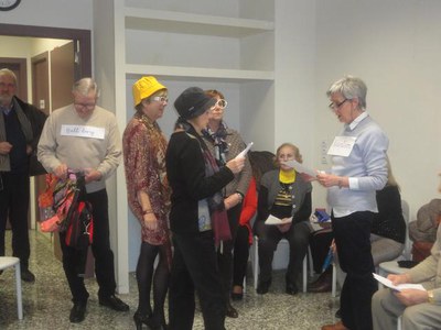 Fotografia d'arxiu de voluntaris sènior.