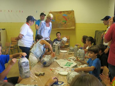 Els nens i nenes d'Estiu de Joc, elaborant un planetari.