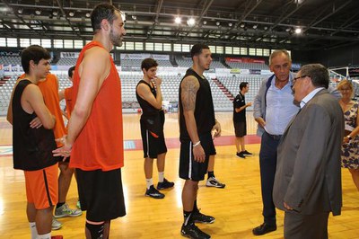 El paer en cap ha saludat als jugadors, entre ells el nou fitxatge per aquesta temporada, l'americà Emmy Andújar..