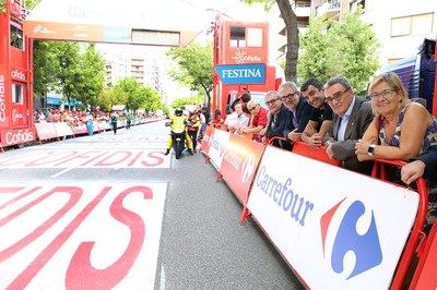 L'alcalde de Lleida amb el directori de la Vuelta, Javier Guillén, i els tinents d'alcalde Fèlix Larrosa, Montse Parra i Joan Gómez..