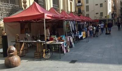 En marxa el 8è Mercat de les Idees, que durant tot el dia ofereix productes handmade de joves artistes locals.