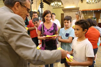 Molts infants i joves també han passat per la Paeria per recollir la senyera..