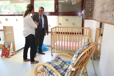 El paer en cap, amb la directora de l'EBM de Magraners, en un moment de la visita..