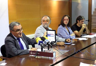 L'alcalde ha explicat els diferents punts de la proposta que inclouen 14 accions específiques de suport a les famílies refugiades, entre elles l'acti….