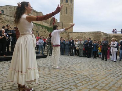 L'Esbart Dansaire Sícoris ha obert l'ofrena i l'acte institucional de la Paeria.