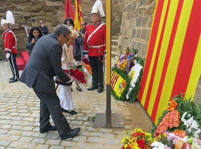 os i Valls han fet l'ofrena floral de la Paeria amb motiu de la Diada Nacional de Catalunya.