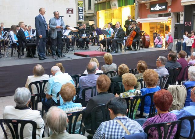 La plaça de la Paeria s'ha omplert per gaudir del concert de la Banda Municipal de Lleida per la Diada