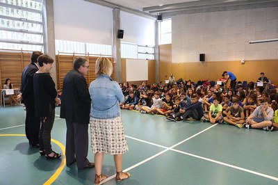 En l'inici de curs els responsables municipals i d'ensenyament també han saludat els alumnes de l'Institut de Ronda..