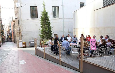 La presentació s'ha realitzat en la terrassa d'un dels 22 establiments comercials i d'hosteleria que s'han obert al barri el darrer any..